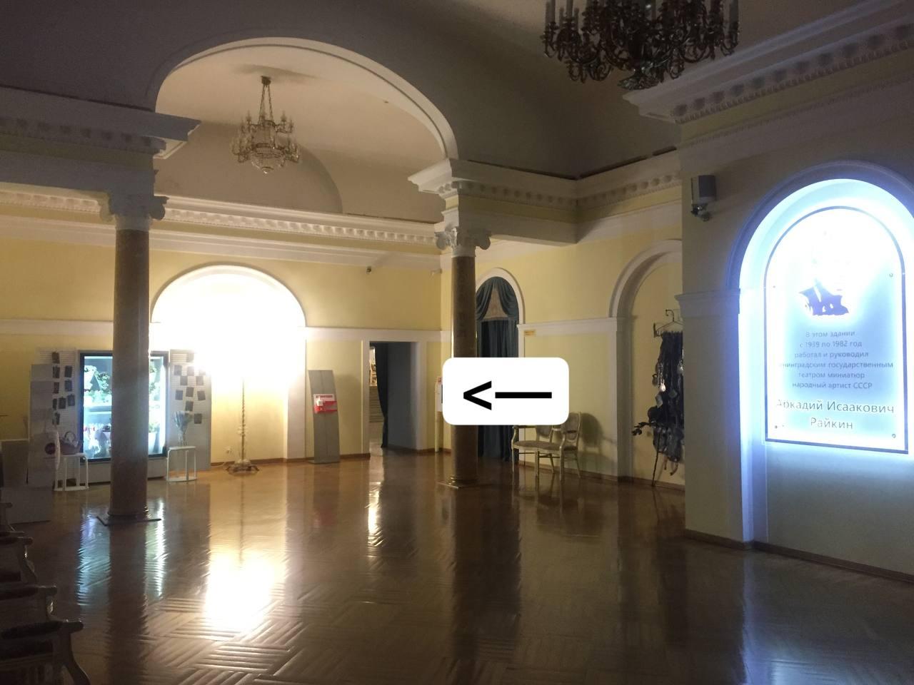 Специализированное санитарно-гигиеническое помещение расположено слева после входа во второе (бирюзовое) фойе театра
